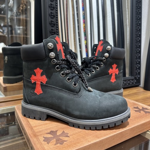 붉은 십자가 디테일이 있는 크롬하츠 블랙 부츠