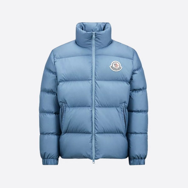 몽클레르 라지 배지 스탠드 칼라 다운 재킷 (헤이즈 블루)