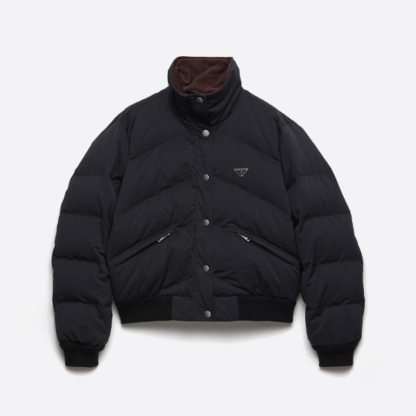 프라다의 새로운 삼각형 로고 스탠드업 칼라 다운 재킷