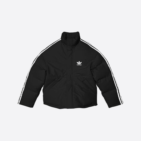 발렌시아가 x 아디다스 협업 런웨이 룩: 세 줄 스트라이프 코쿤형 코튼 재킷