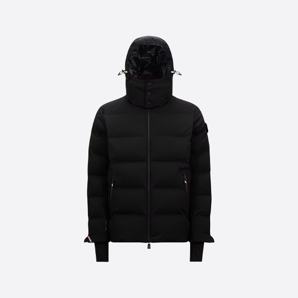 소매 주머니에 작은 로고가 있는 몽클레어 다운 재킷, 블랙
