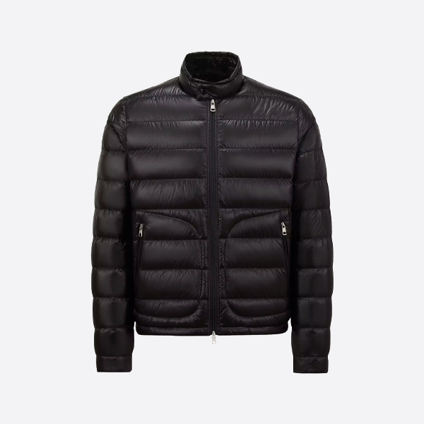 몽클레르의 미니멀리스트 다운 재킷으로, 넉넉한 포켓과 스탠드업 칼라가 특징입니다.